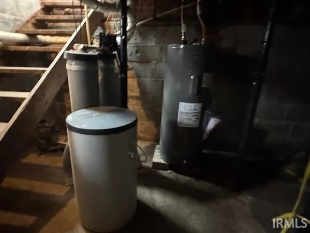 $179,000 | 215 South Albany Street, Wolcottville, IN 46795