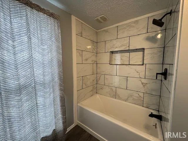 $179,000 | 215 South Albany Street, Wolcottville, IN 46795