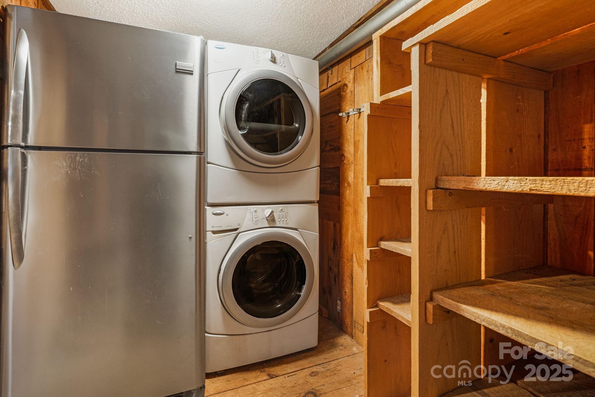 814 Little Creek Road Burnsville, NC 28714 - Photo 11 of 32 a utility room with dryer and washer