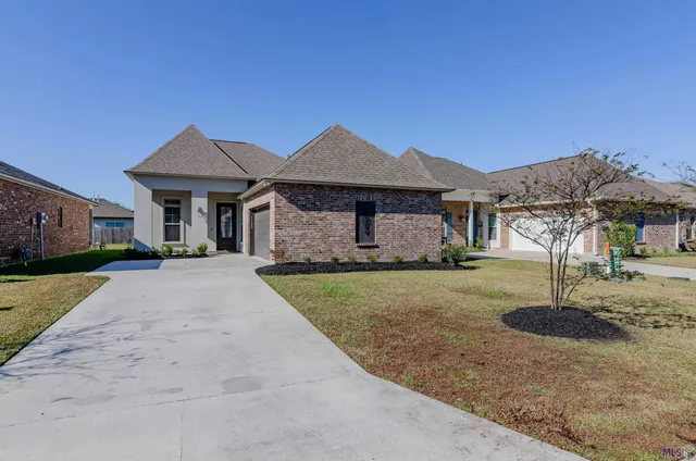 $300,000 | 11589 Hideaway Street, Denham Springs, LA 70726
