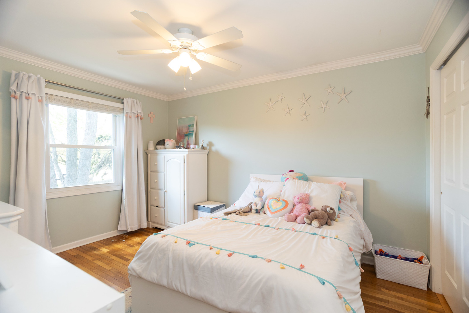1485 Devonshire Lane Hoffman Estates, IL 60169 - Photo 11 of 27 a bedroom with a bed and a window