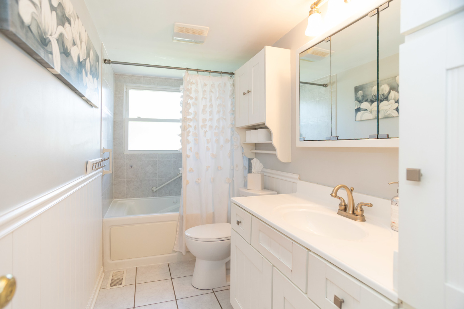 1485 Devonshire Lane Hoffman Estates, IL 60169 - Photo 15 of 27 a bathroom with a sink a toilet and shower