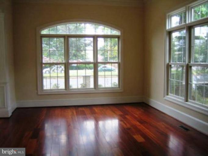 2919 Chain Bridge Road Oakton, VA 22124 - Photo 2 of 14 Living Room