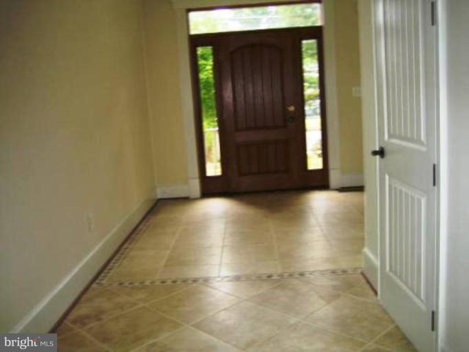 2919 Chain Bridge Road Oakton, VA 22124 - Photo 4 of 14 Entrance / Foyer
