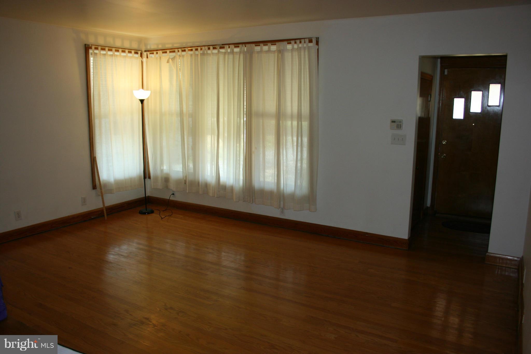 1723 Ranch Lane Baltimore, MD 21222 - Photo 5 of 24 Living Room