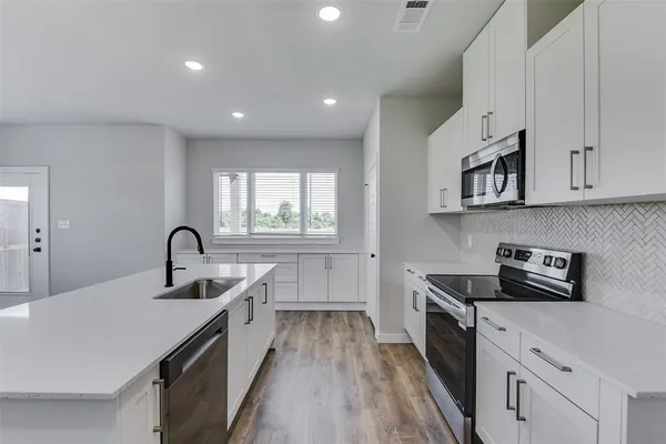 $2,400 | 6816 Florence Drive, Midlothian, TX 76065