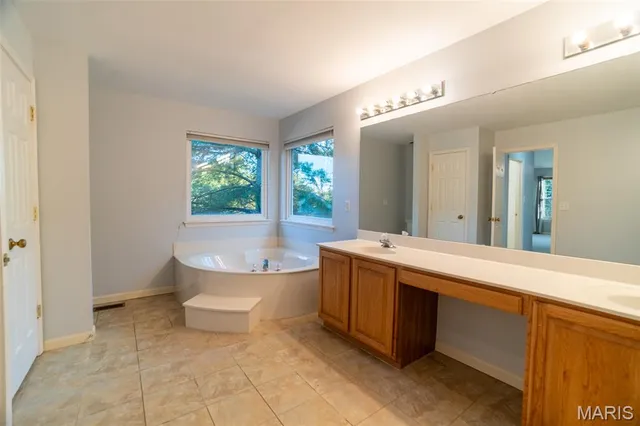 $3,850 | 570 Castle Ridge Drive, Ballwin, MO 63021