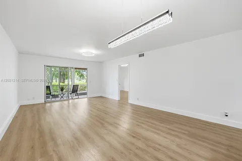 $279,000 | 300 Southwest 130th Terrace, Unit 110B, Pembroke Pines, FL 33027