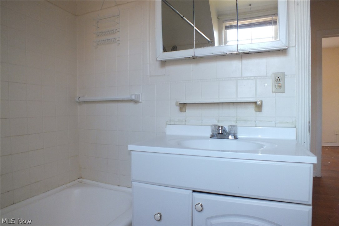 3844 Bethany Road Cleveland, OH 44118 - Photo 25 of 35 The second floor bathroom
