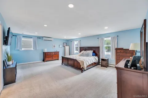 $899,999 | 20 Canterbury Court, Oakdale, NY 11769