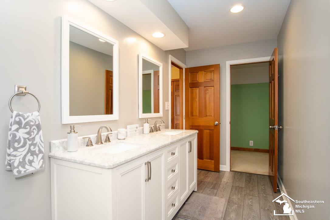 744 East Hurd Road Monroe, MI 48162 - Photo 27 of 68 FULL BATH W/ TUB SHOWER COMBO SPACE TO ADD SITTING AREA W/ VANITY TABLE AND MIRROR