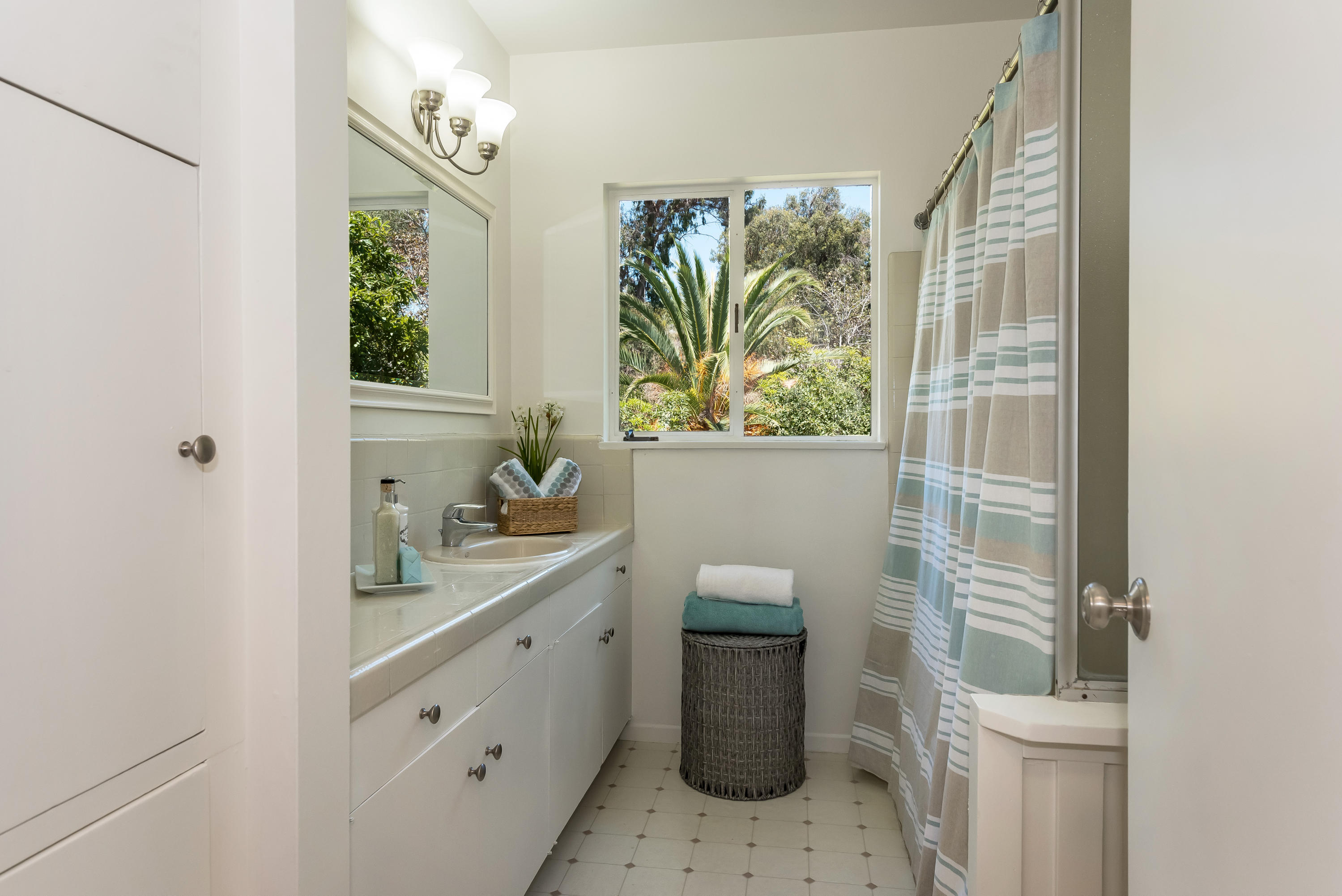 557 Scenic Drive Santa Barbara, CA 93103 - Photo 15 of 21 Bath