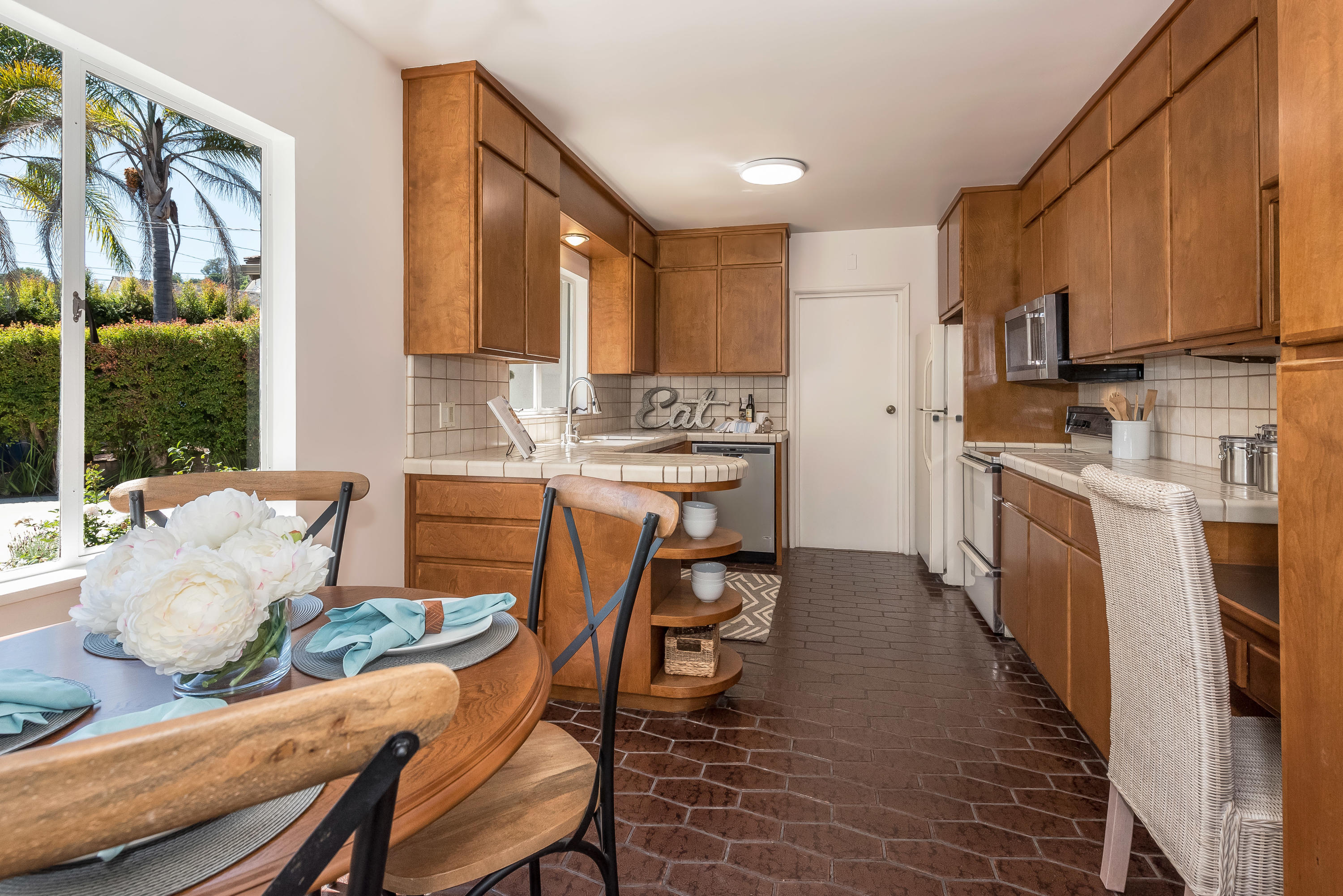 557 Scenic Drive Santa Barbara, CA 93103 - Photo 10 of 21 Kitchen with nook