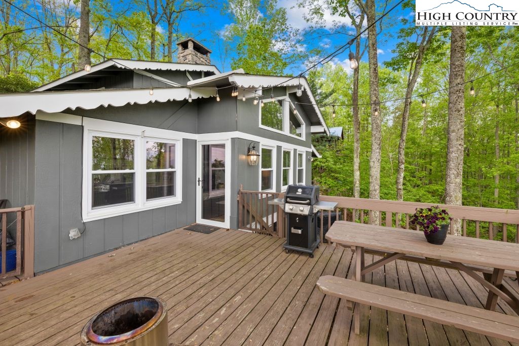 844 Pine Ridge Road Beech Mountain, NC 28604 - Photo 31 of 34 a view of a house with backyard and sitting area