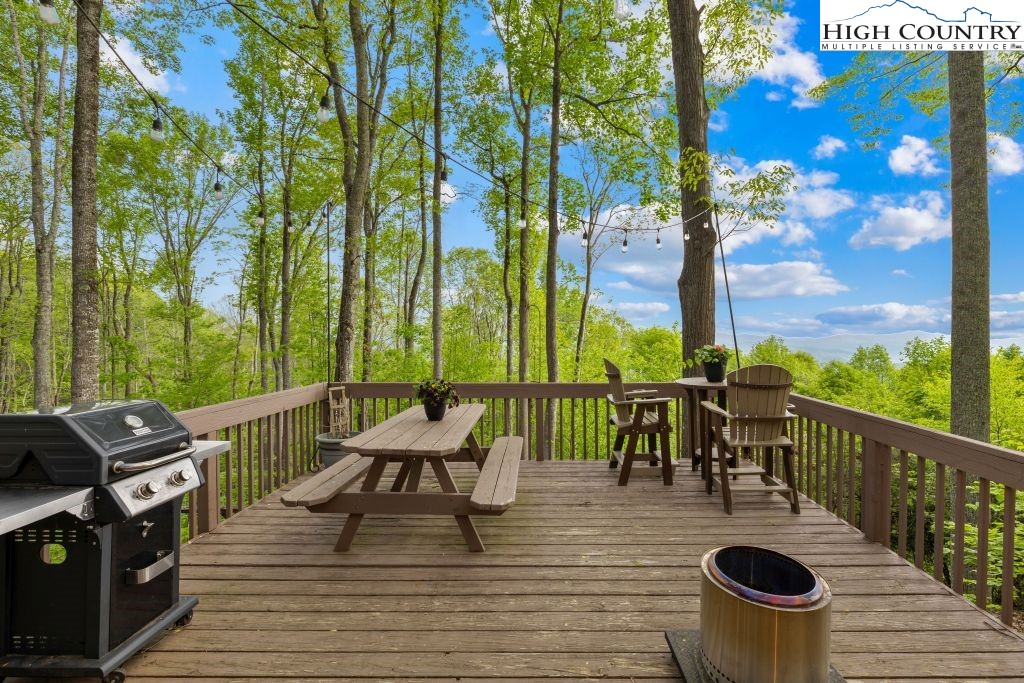 844 Pine Ridge Road Beech Mountain, NC 28604 - Photo 32 of 34 a balcony with chairs