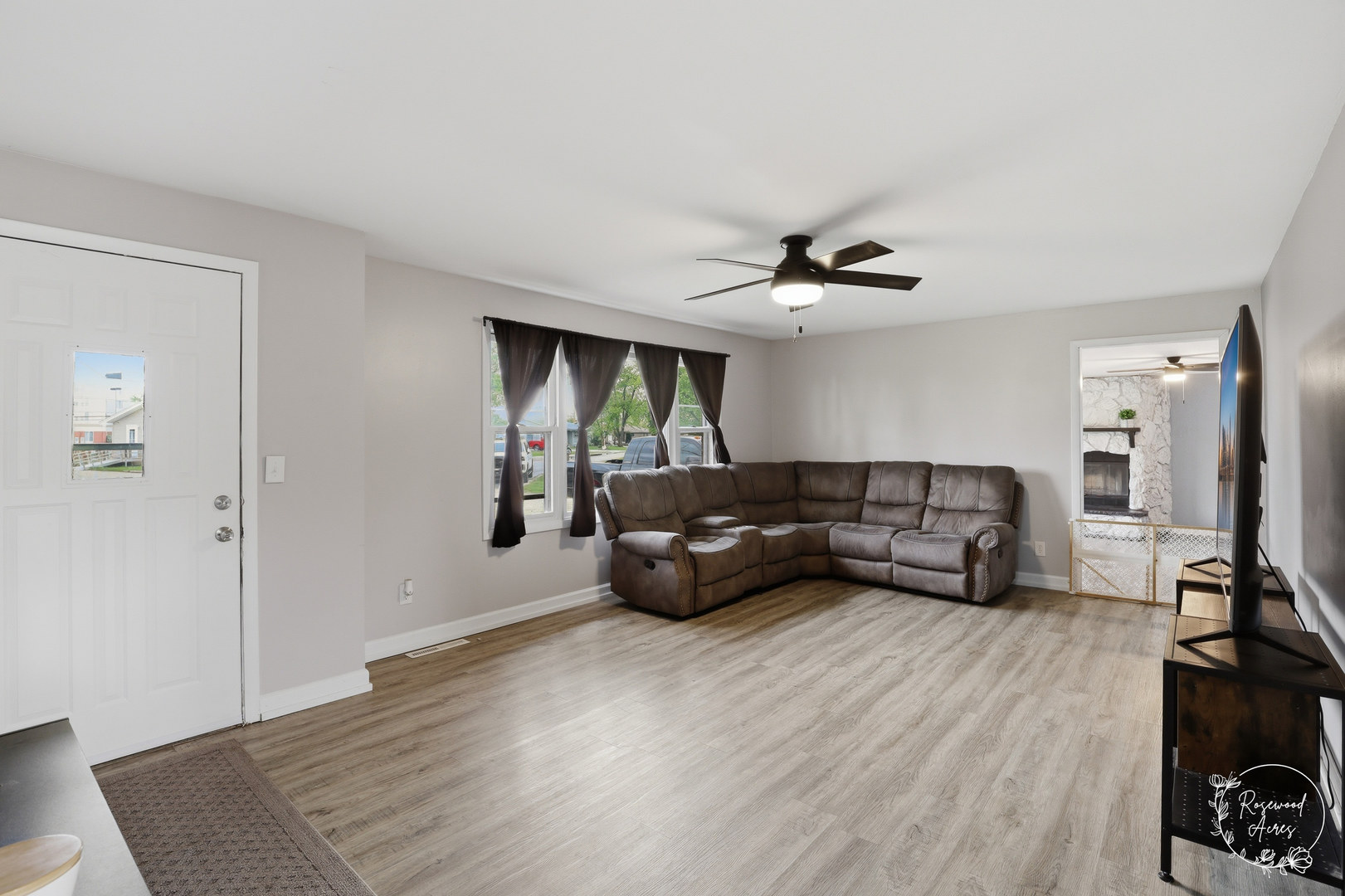 235 East 2740s Road Kankakee, IL 60901 - Photo 3 of 22 a living room with furniture and a wooden floor