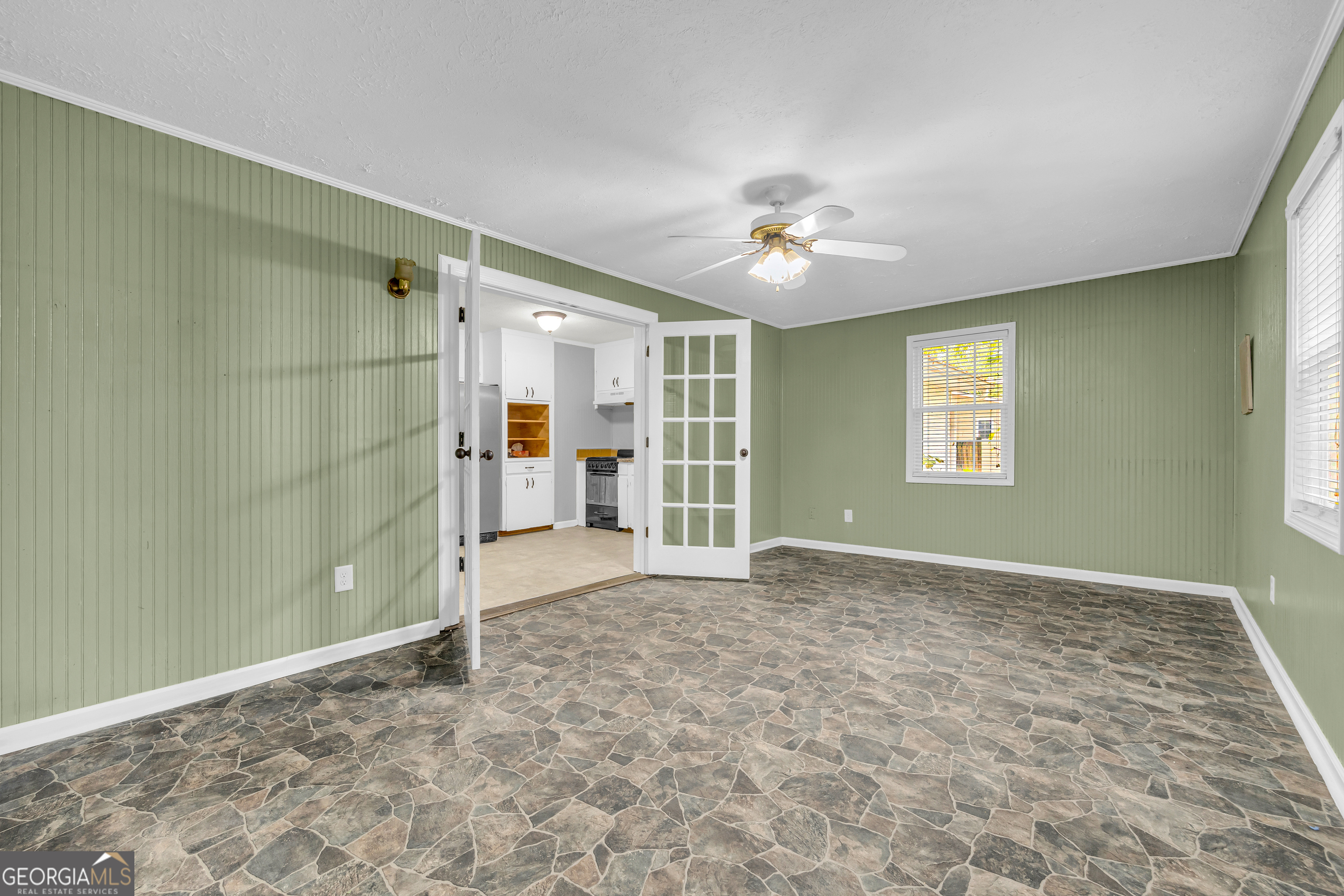73 Highland Estates Commerce, GA 30529 - Photo 25 of 55 a view of empty room with windows and ceiling fan