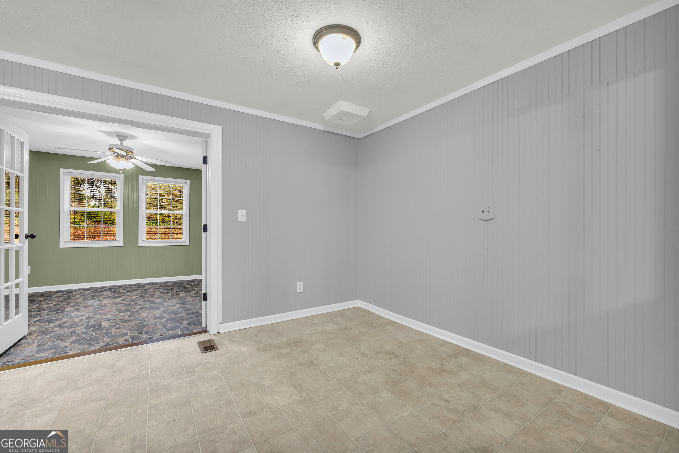 73 Highland Estates Commerce, GA 30529 - Photo 27 of 55 an empty room with windows