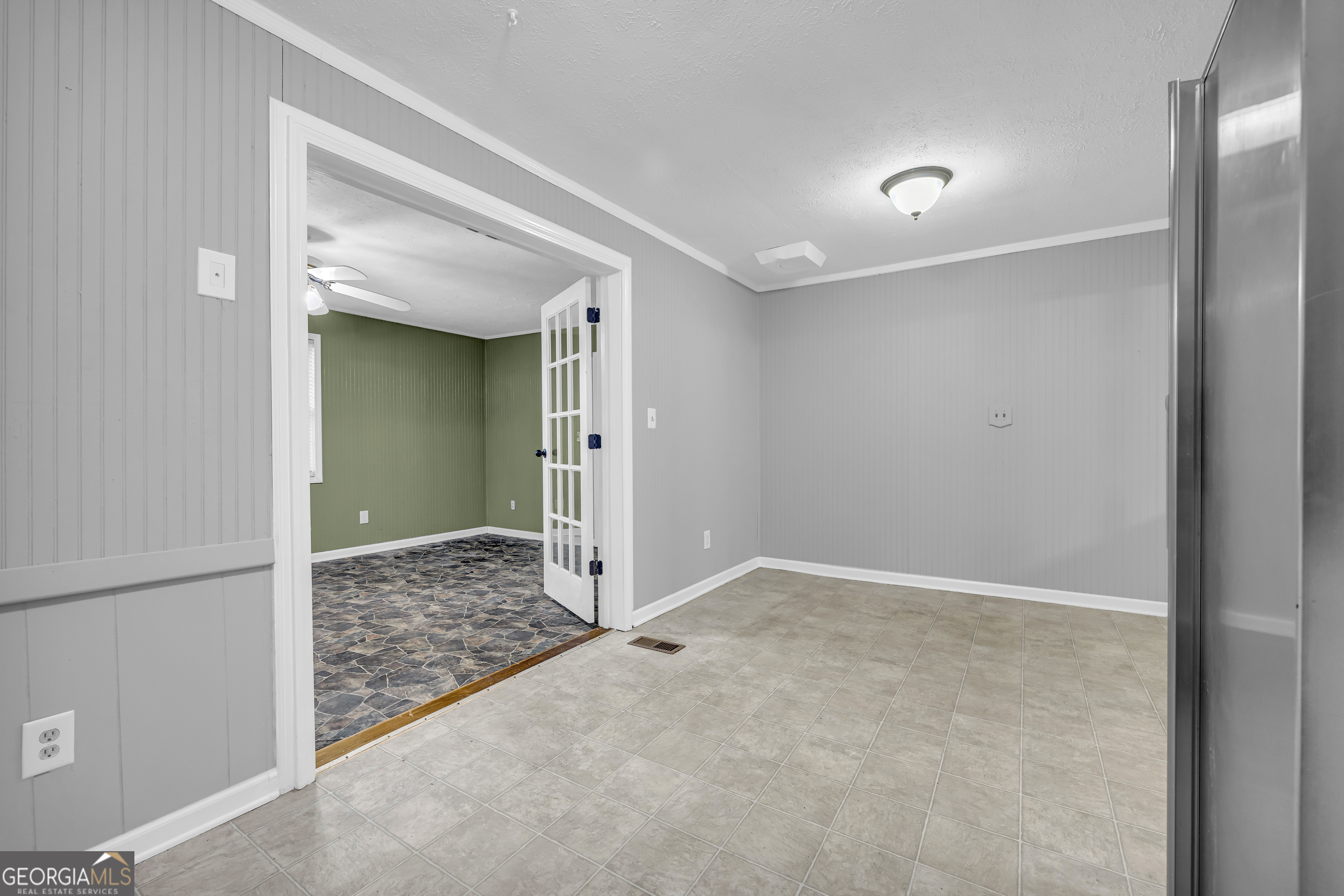 73 Highland Estates Commerce, GA 30529 - Photo 28 of 55 an empty room with closet and windows