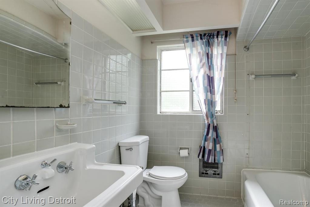 19600 Roslyn Road Detroit, MI 48221 - Photo 26 of 36