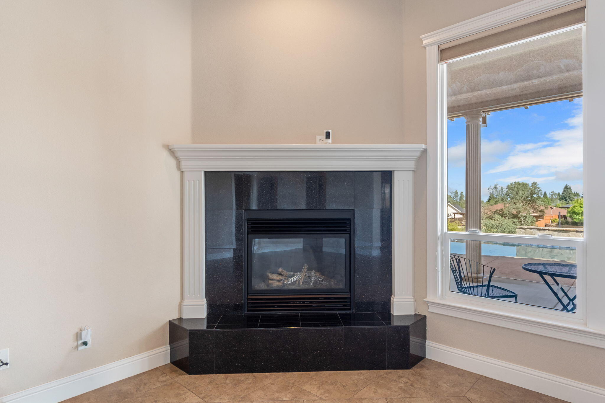 372 Stinson Loop Redding, CA 96003 - Photo 4 of 79 Living Room