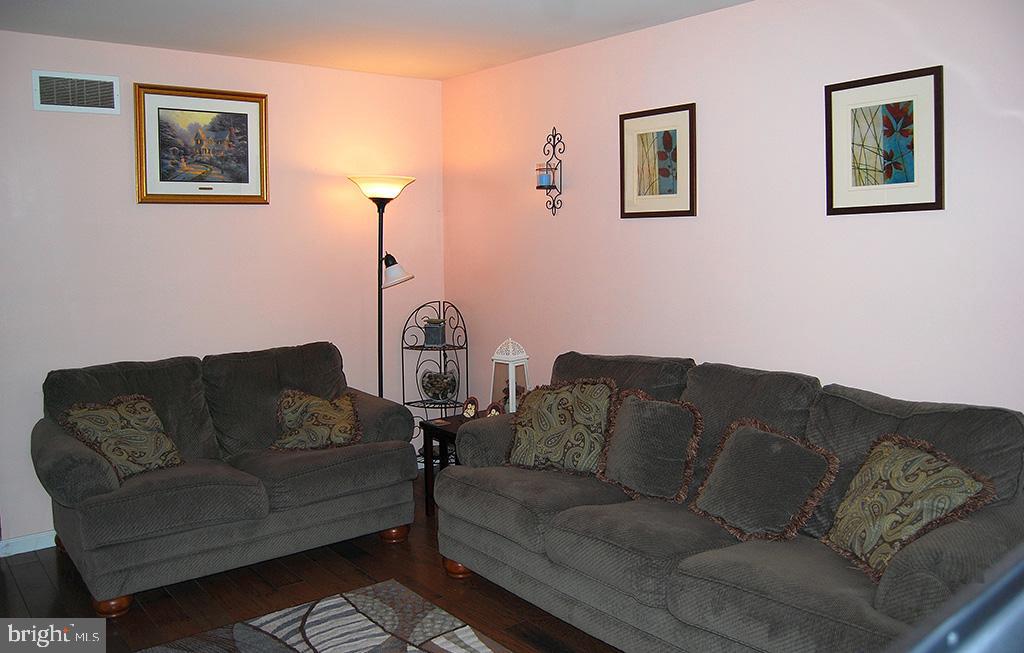 2708 Beacon Drive Sinking Spring, PA 19608 - Photo 7 of 45 Living room