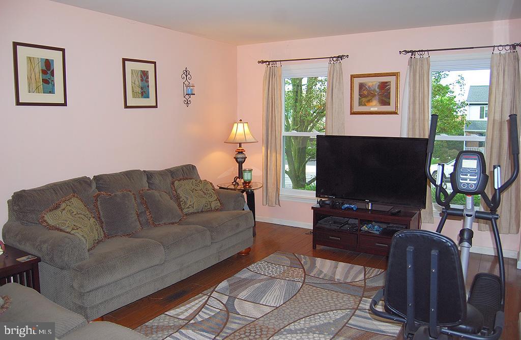 2708 Beacon Drive Sinking Spring, PA 19608 - Photo 8 of 45 Living room