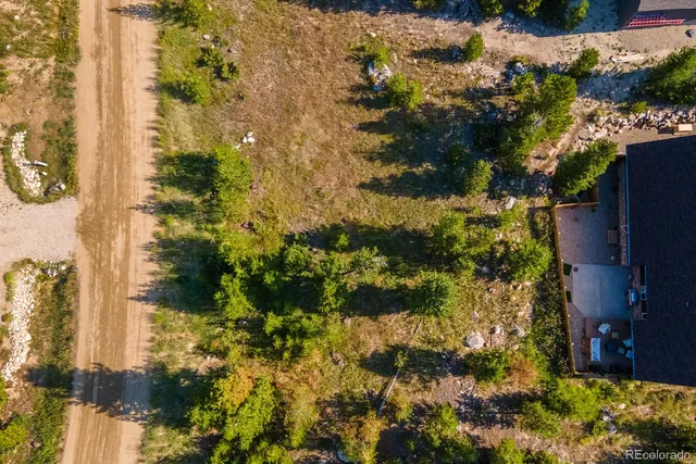 a view of a back yard
