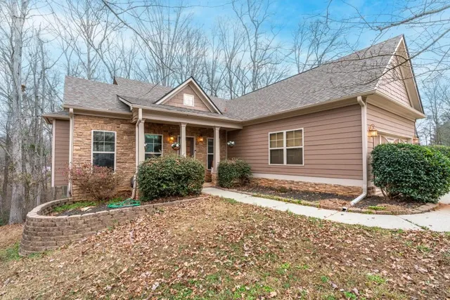 a view of a house with a yard