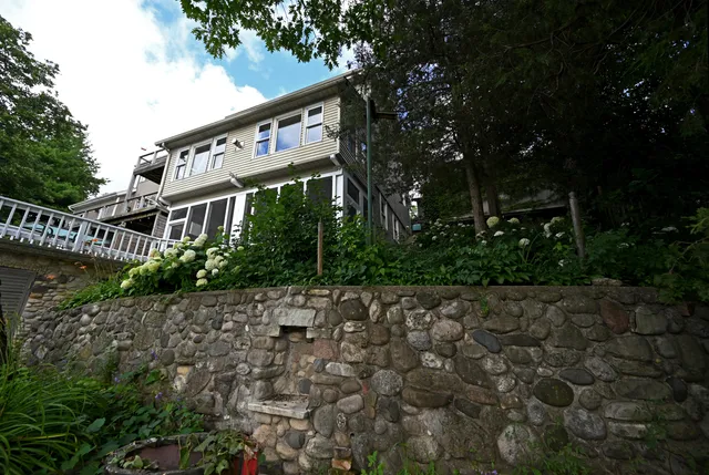 $999,999 | W332N6553 County Rd C, Merton, WI 53058