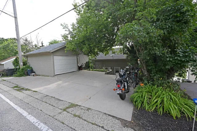 $999,999 | W332N6553 County Rd C, Merton, WI 53058