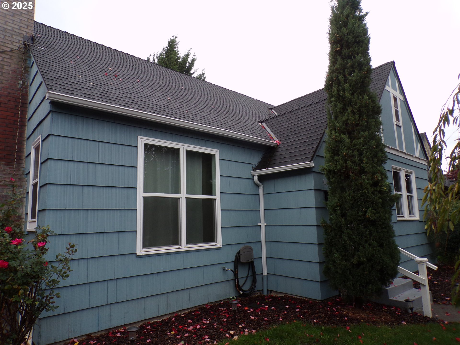 960 Shipping Street Northeast Salem, OR 97301 - Photo 3 of 29 a backyard of a house
