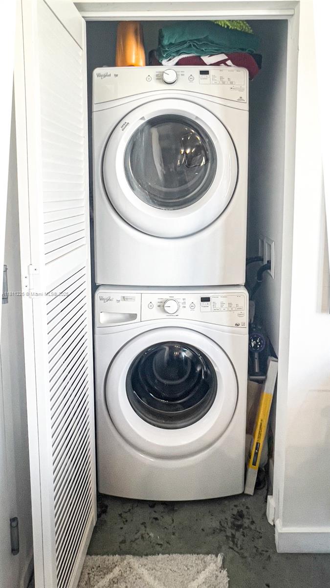 151 Southeast 1st Street, Unit 2204 Miami, FL 33131 - Photo 13 of 34 a utility room with dryer and washer