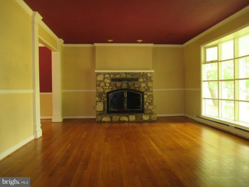 6305 Bootleggers Road Marshall, VA 20115 - Photo 2 of 16 Living Room