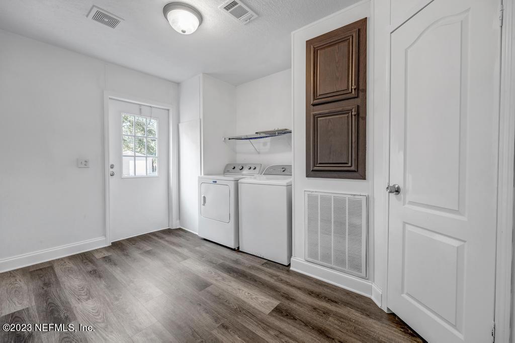 1706 Long Horn Road Middleburg, FL 32068 - Photo 29 of 35 laundry room