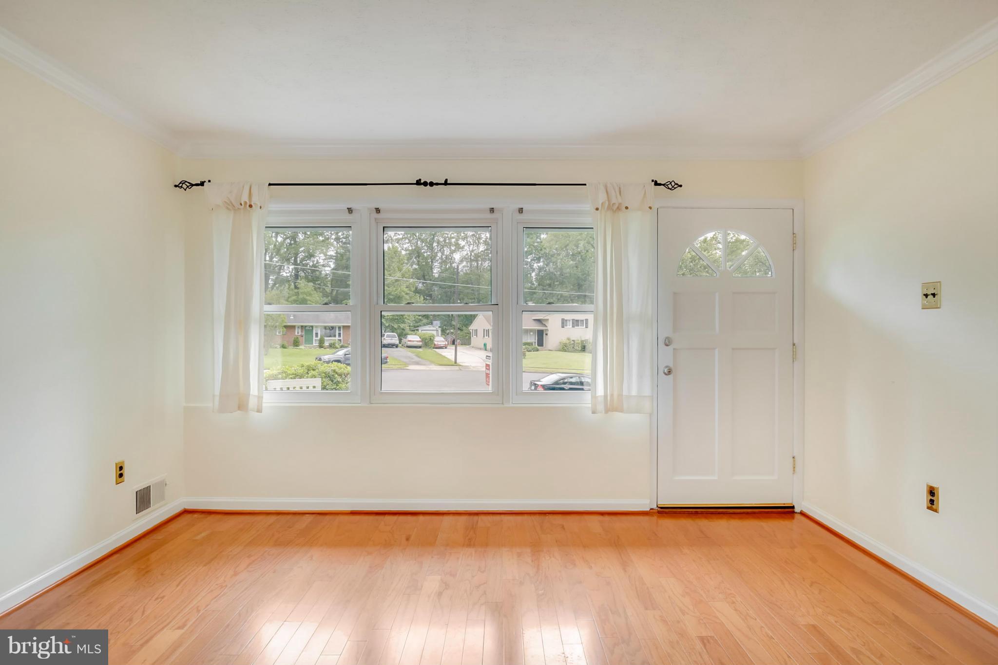 7408 Kelvin Place Springfield, VA 22151 - Photo 3 of 29 Living Room