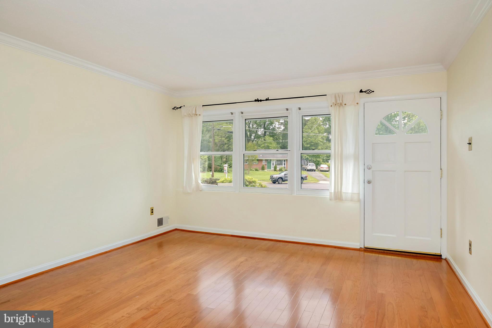 7408 Kelvin Place Springfield, VA 22151 - Photo 4 of 29 Living Room