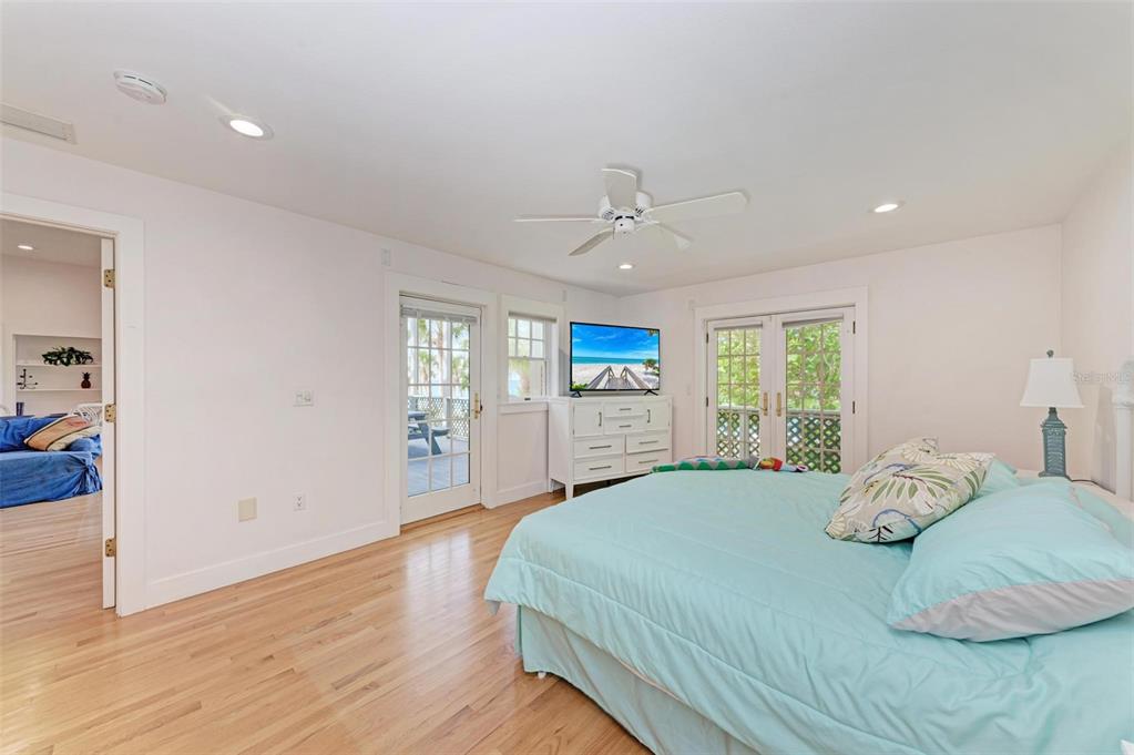 7520 Manasota Key Road Englewood, FL 34223 - Photo 49 of 96 a large white bed in a white room