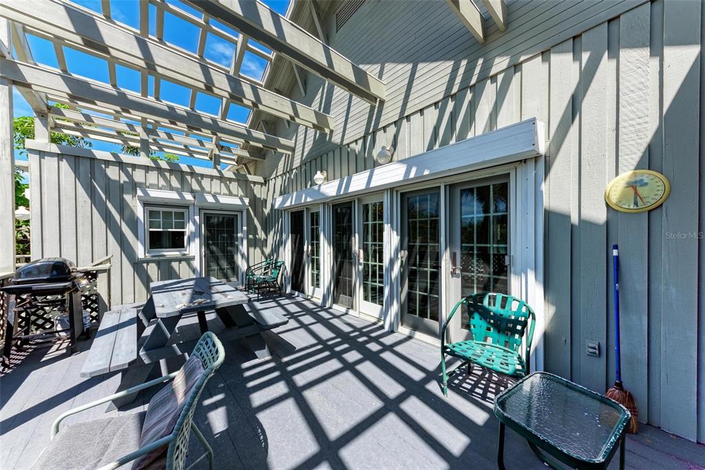 7520 Manasota Key Road Englewood, FL 34223 - Photo 77 of 96 a view of an chairs and table in the patio