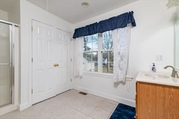 $2,300 | 367 Rockland Street, Unit 1, Abington, MA 02351