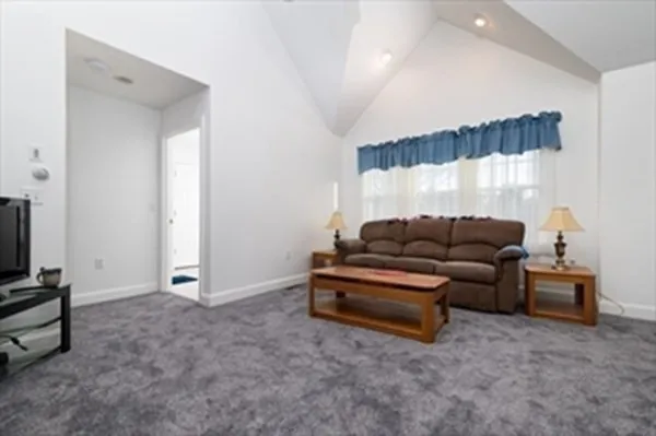 $2,300 | 367 Rockland Street, Unit 1, Abington, MA 02351