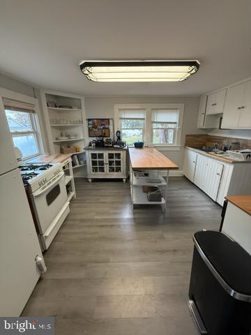 524 Lafayette Street Colonial Beach, VA 22443 - Photo 6 of 20 a living room with stainless steel appliances furniture and a kitchen view