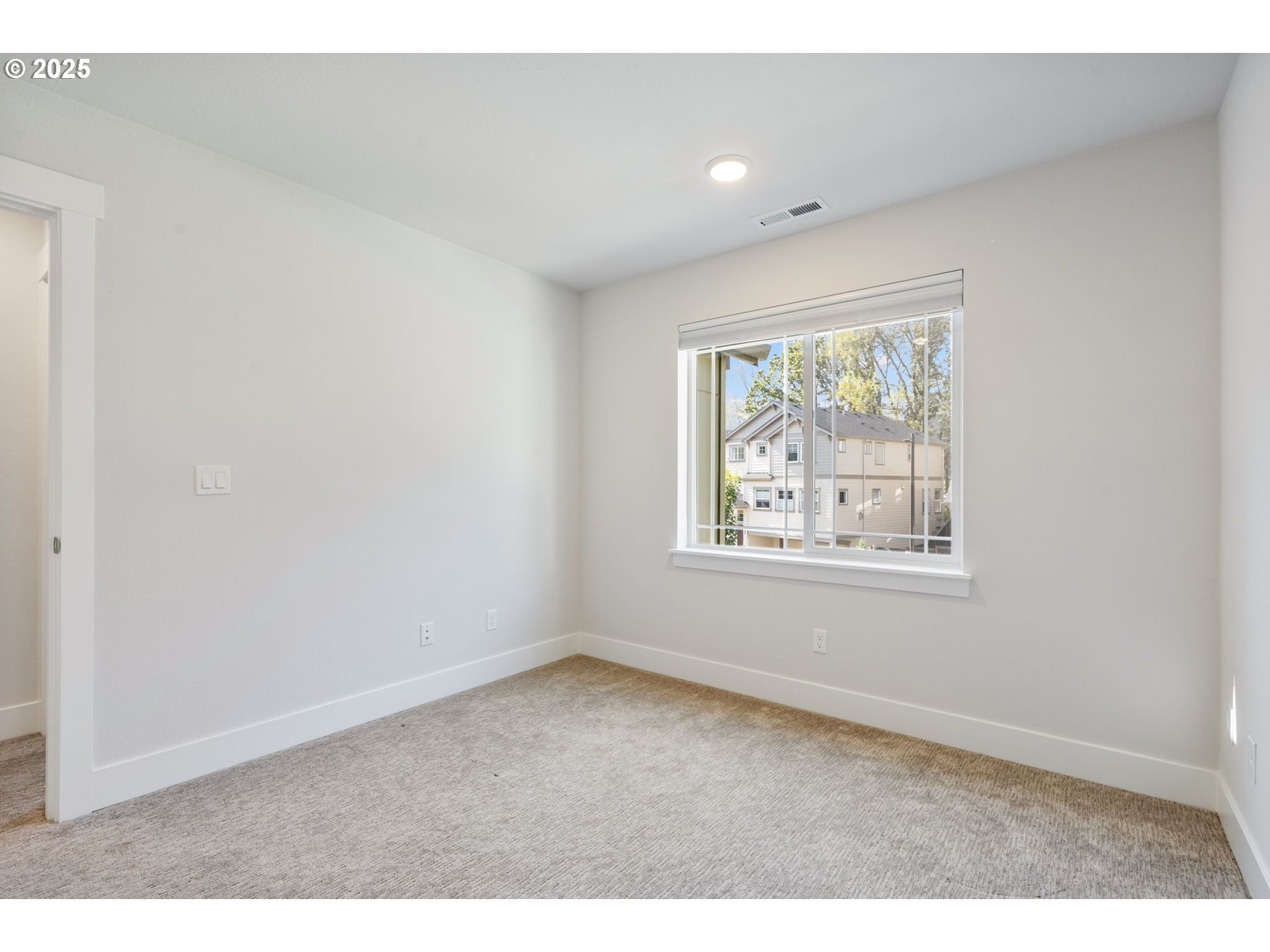18246 Southwest Silvertip Street Beaverton, OR 97007 - Photo 28 of 46 an empty room with windows