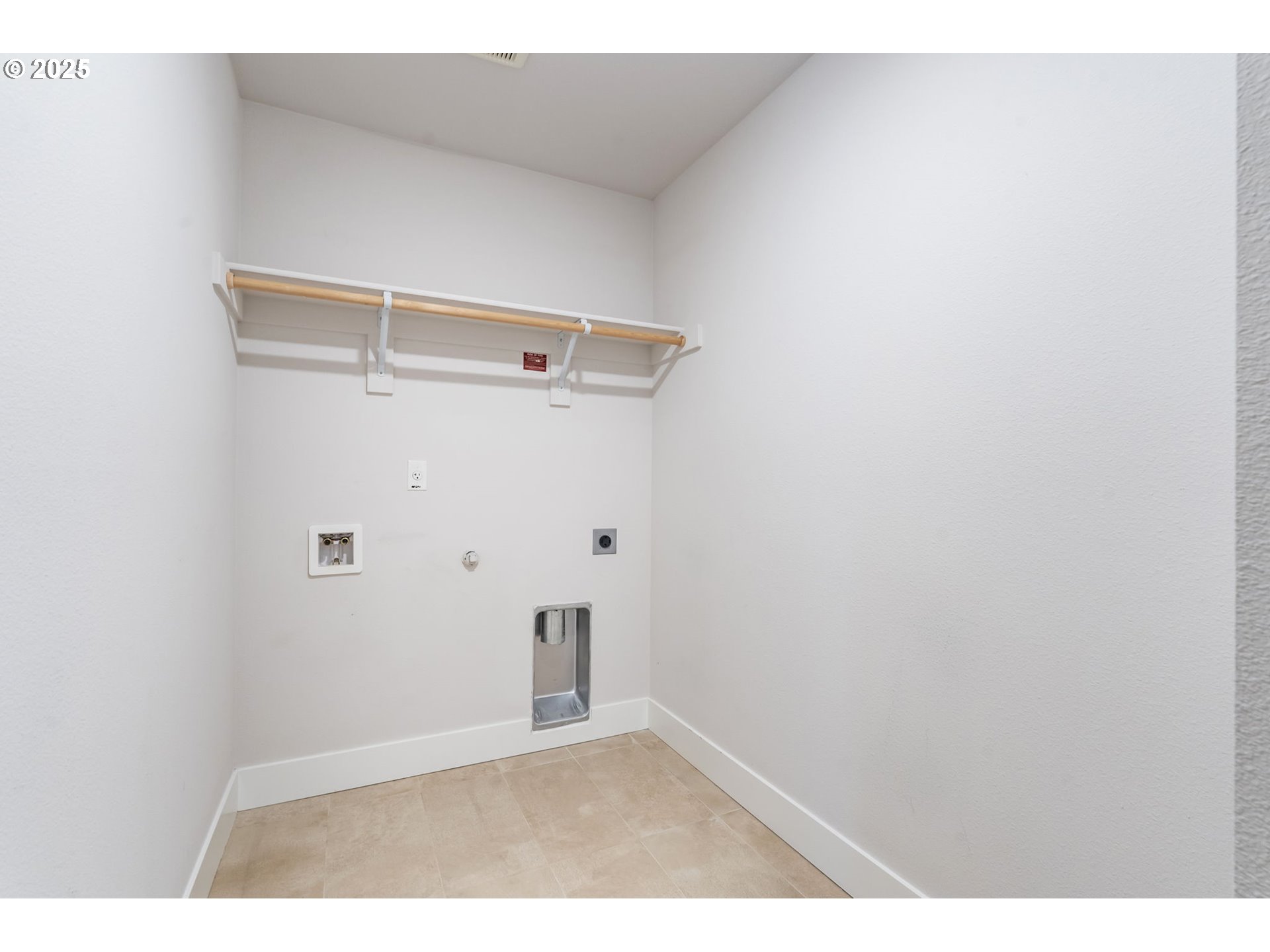 18246 Southwest Silvertip Street Beaverton, OR 97007 - Photo 32 of 46 a view of an empty room