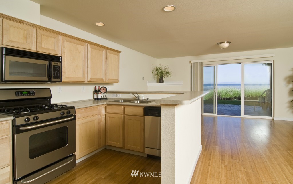 8075 Harborview Road, Unit 104 Blaine, WA 98230 - Photo 4 of 18 Gallery Image 4