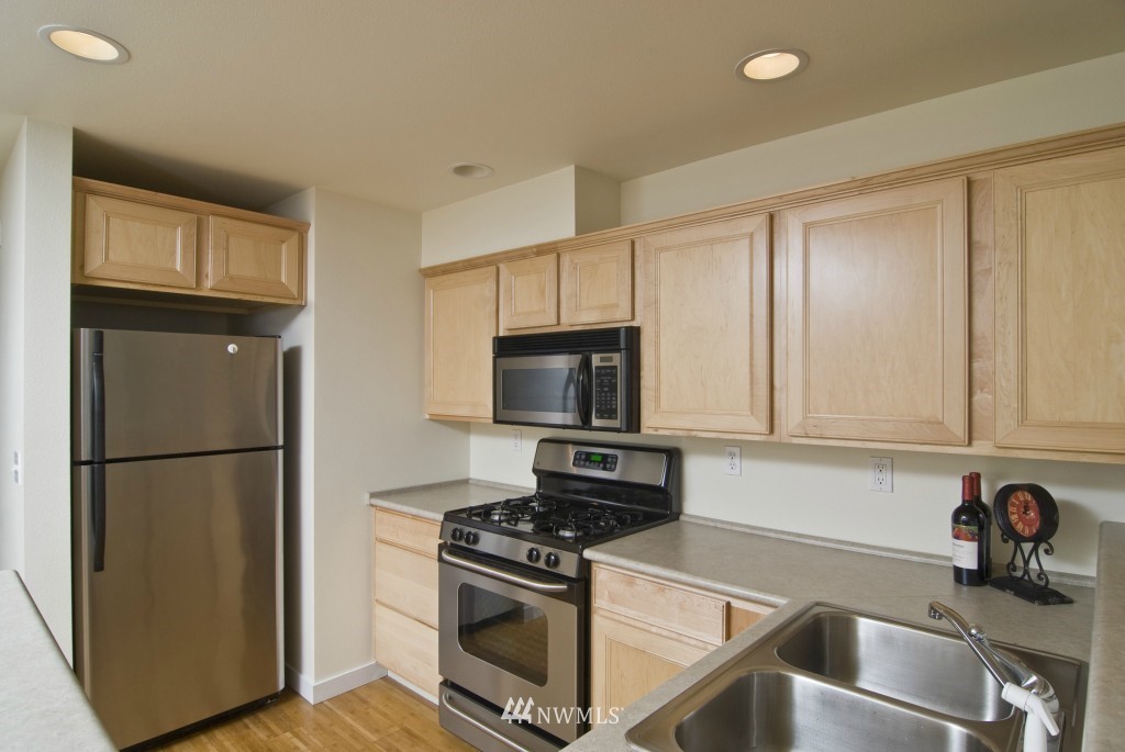 8075 Harborview Road, Unit 104 Blaine, WA 98230 - Photo 9 of 18 Gallery Image 9