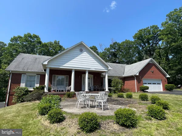 a view of house with a yard