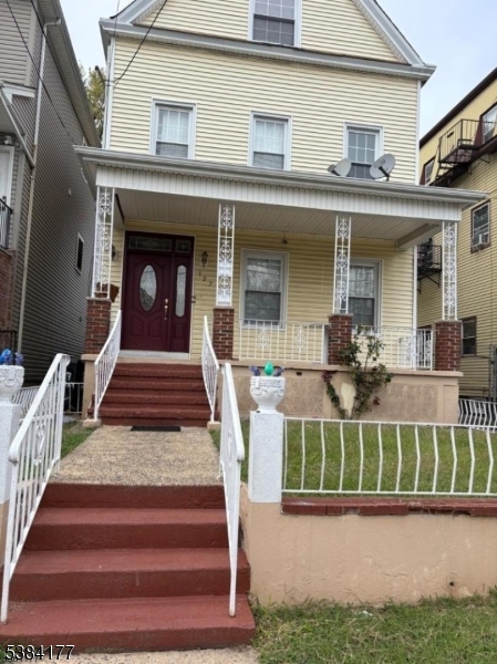a view of a house with backyard and porch