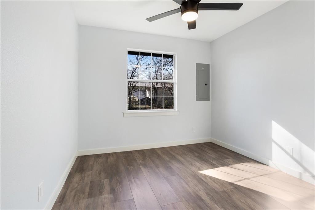 110 East Cunningham Street Bonham, TX 75418 - Photo 19 of 26 an empty room with a window