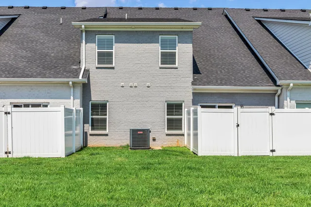 a view of a house with backyard